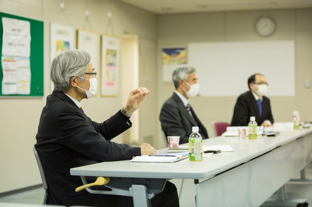 左から 業務部 技術担当部長 甲斐和生さん、業務部長 兼 業務課長 中田広一さん、業務部 業務課 担当課長 吉田和正さん